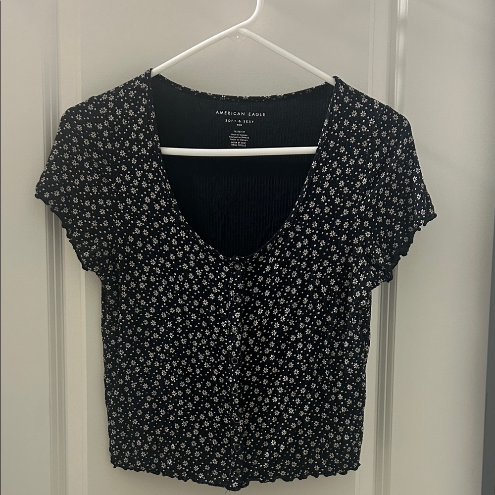 American Eagle Outfitters Black and White Floral Crop Top